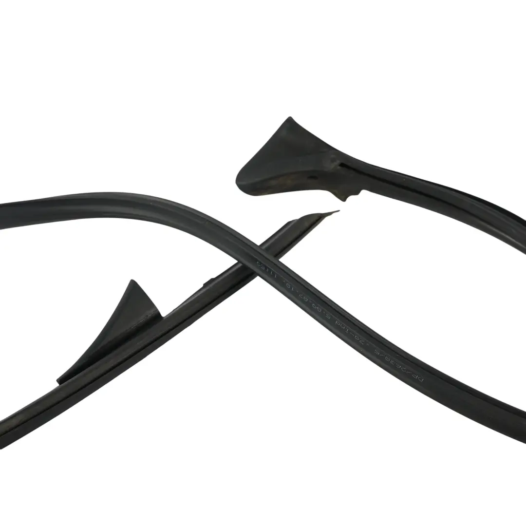 Puerta Delantera Ventana Junta Goma Izquierda para Mercedes C205 con número de pieza A2056730198 Mercedes C205 Puerta Delantera Ventana Junta Goma Izquierda - SKU A2056730198 - Número de pieza A2056730198