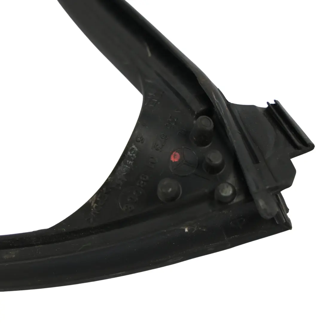 Puerta Delantera Ventana Junta Goma Izquierda para Mercedes C205 con número de pieza A2056730198 Mercedes C205 Puerta Delantera Ventana Junta Goma Izquierda - SKU A2056730198 - Número de pieza A2056730198