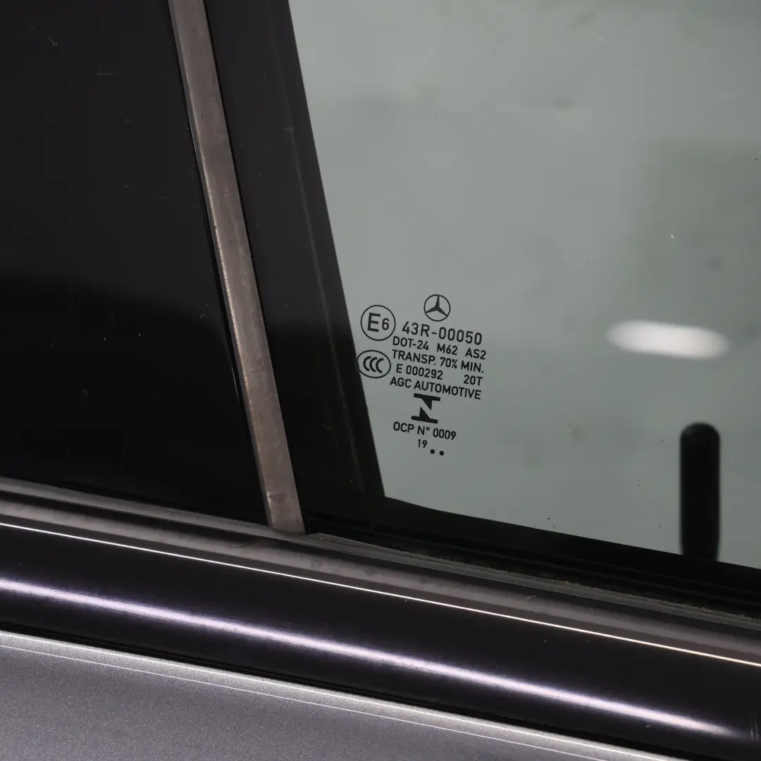 Tür vorne rechts Selenitgrau Metallic - 992 für Mercedes W205 mit Teilenummer A2057200205 Mercedes W205 Tür vorne rechts Selenitgrau Metallic - 992 - SKU A2057200205-SEL1 - Teilenummer A2057200205