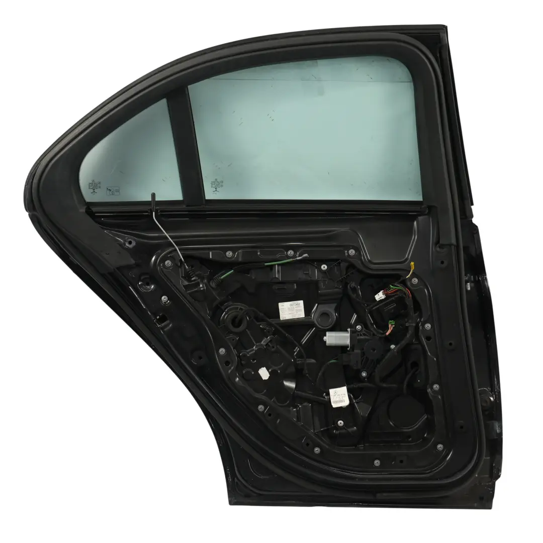 Porta Posteriore Sinistra Obsidian Black Metallic Nero - 197 per Mercedes W205 con numero di parte A2057300105 Mercedes W205 Porta Posteriore Sinistra Obsidian Black Metallic Nero - 197 - SKU A2057300105-OB - Numero di parte A2057300105