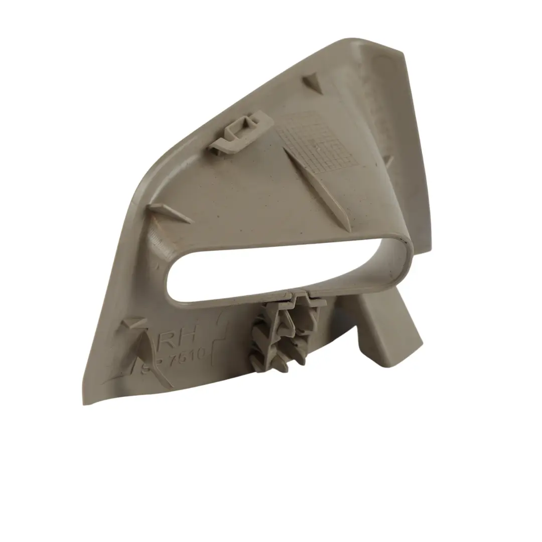 Mercedes W213 Garniture Fixation Cache Ceinture Arrière Droit Beige - SKU A2136925000 - Numéro de pièce A2136925000