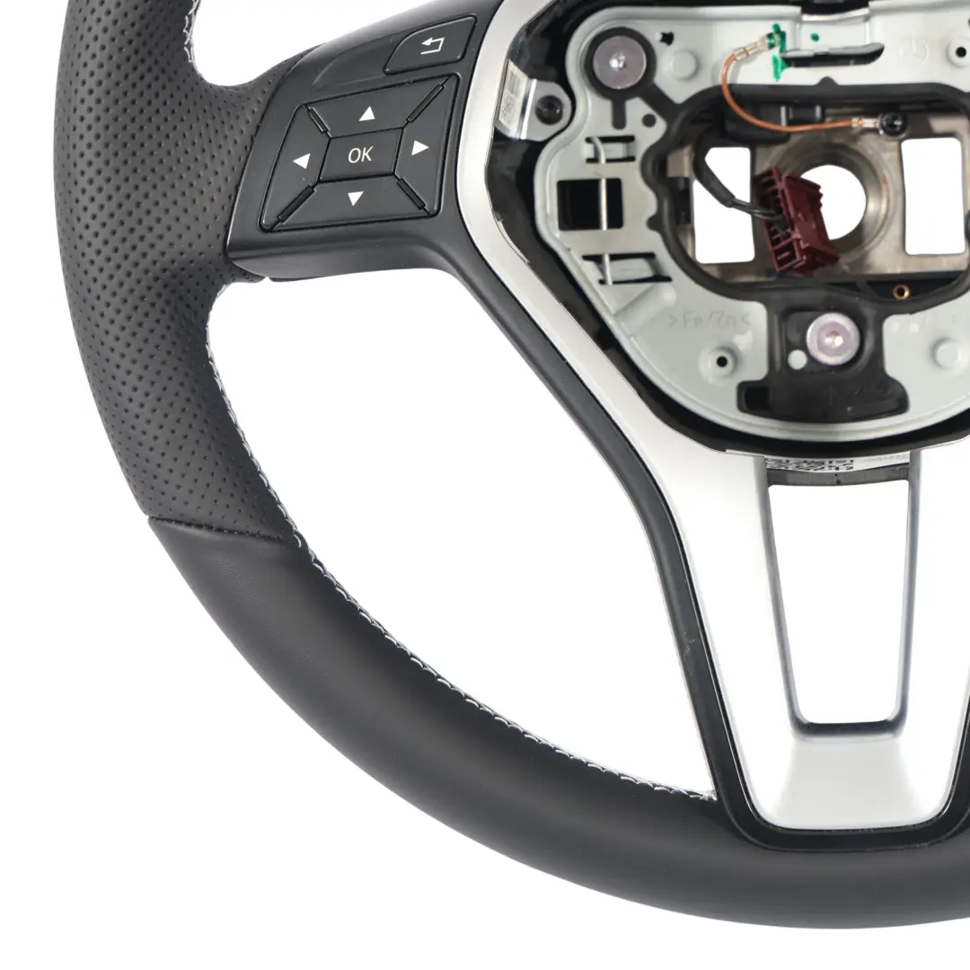 NUOVO Pelle nera con filetti bianchi per Volante Mercedes W176 W204 W246 con numero di parte A2184601918 Volante Mercedes W176 W204 W246 NUOVO Pelle nera con filetti bianchi - SKU A2184601918-1 - Numero di parte A2184601918