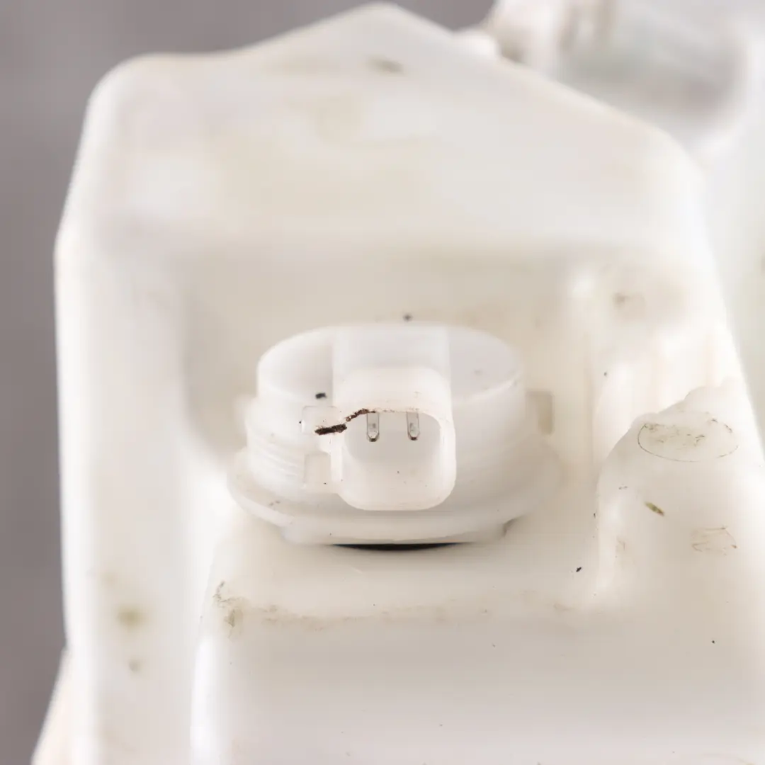 Zbiornik Spryskiwaczy do Land Rover Discovery 4 L319 o numerze AH22-17A645-AD Land Rover Discovery 4 L319 Zbiornik Spryskiwaczy - SKU AH22-17A645-AD - Numer Części AH22-17A645-AD