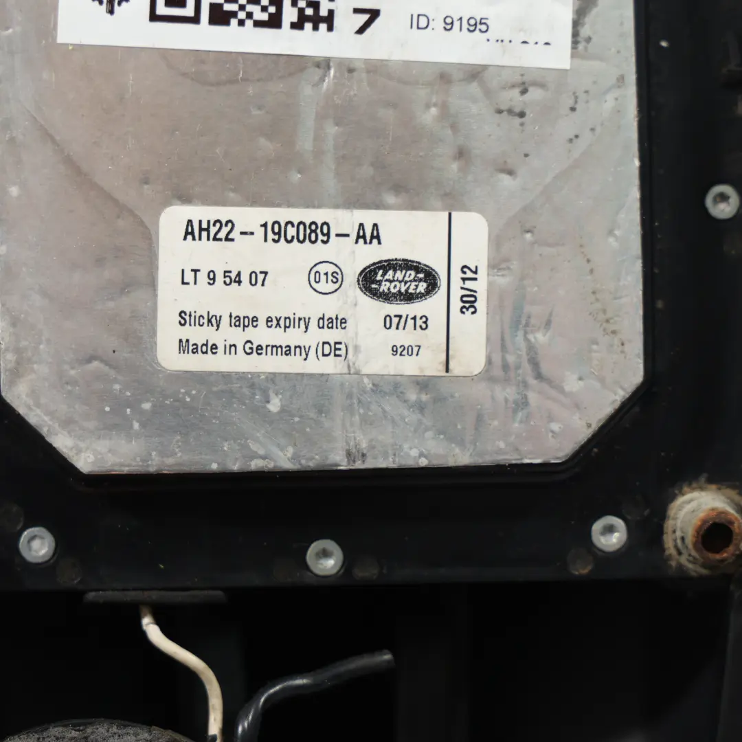 Antena Dachowa Rekin do Land Rover Discovery 4 L319 o numerze AH22-19C089-AA Land Rover Discovery 4 L319 Antena Dachowa Rekin - SKU AH22-19C089-AA-1 - Numer Części AH22-19C089-AA