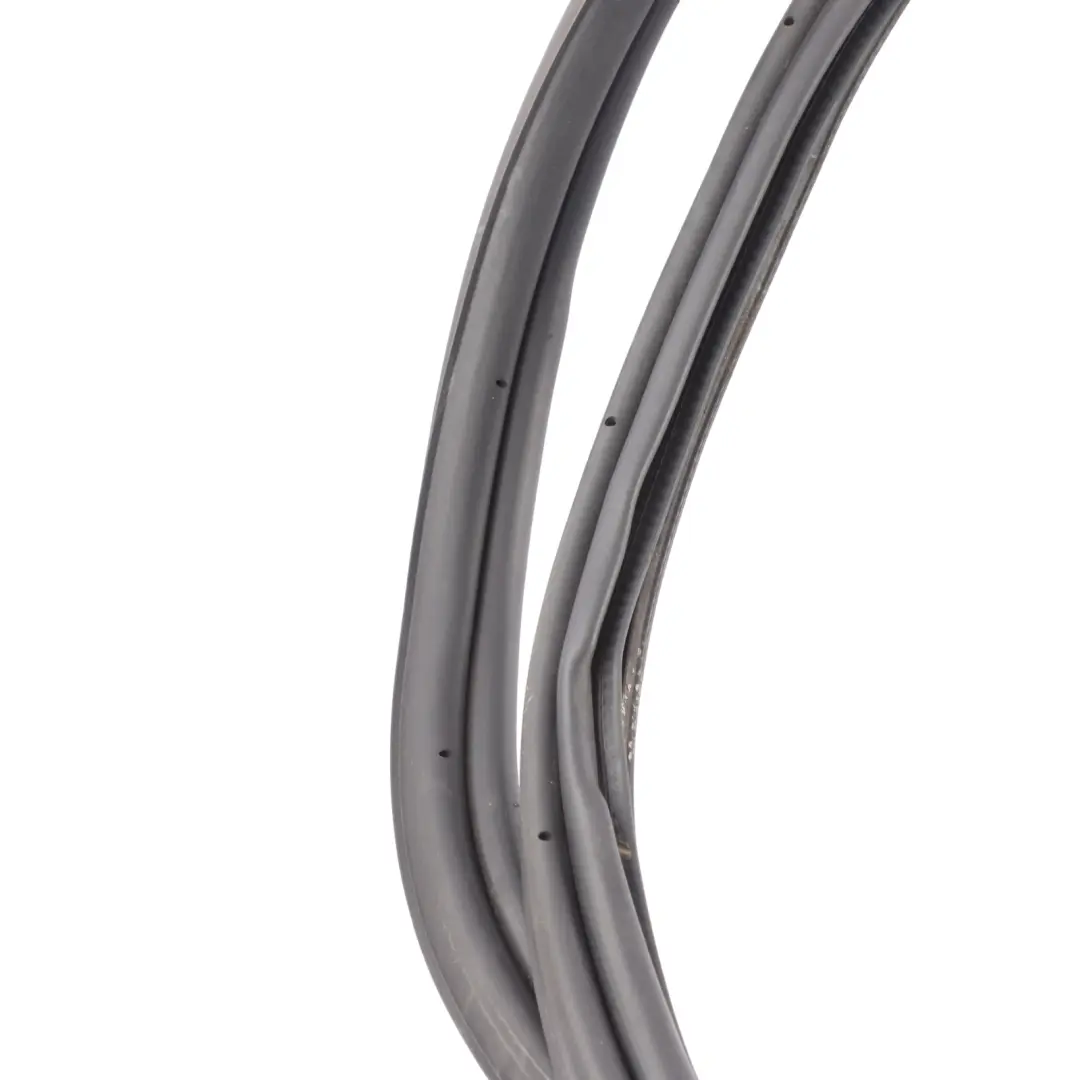 Seal Gasket Rubber Surround to Range Rover Sport L320 Rear Tailgate with Part number BHK790022 Range Rover Sport L320 Rear Tailgate Seal Gasket Rubber Surround - SKU BHK790022 - Part number BHK790022