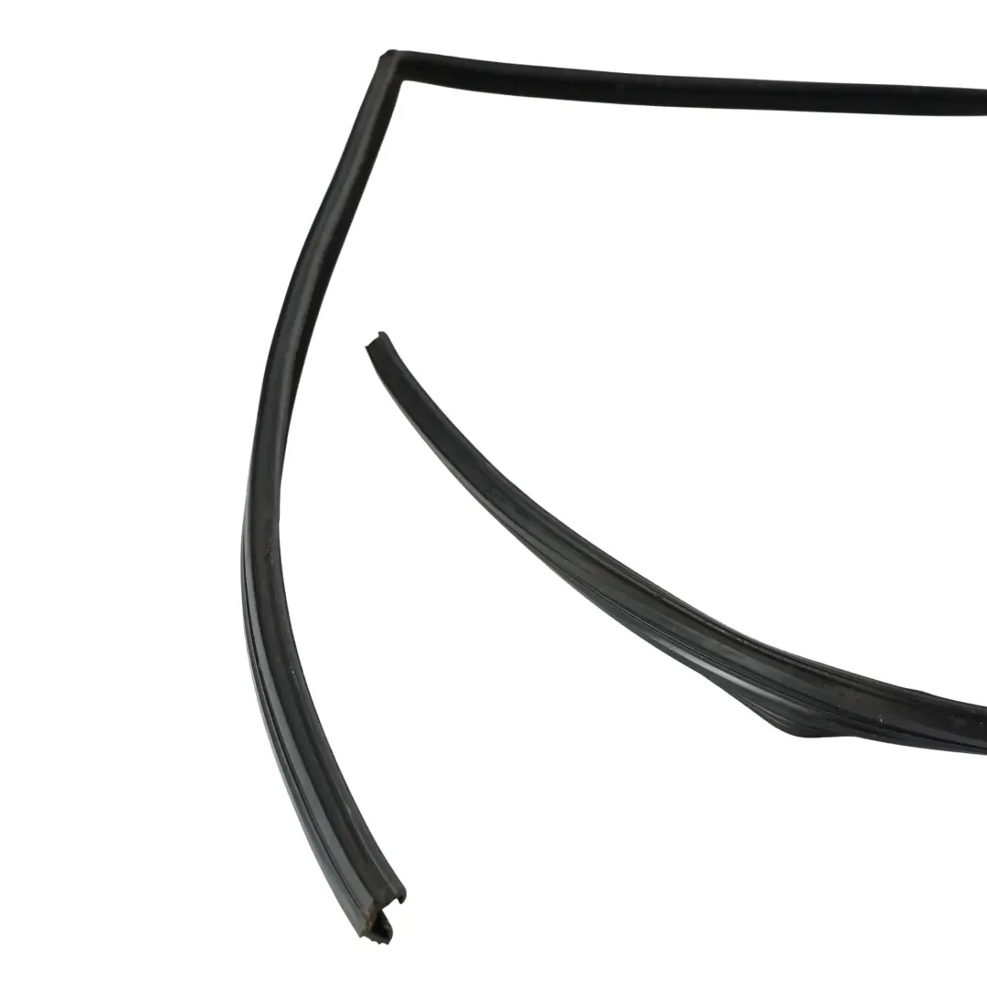 Window Door Glass Seal Front Right O/S 6H22-202K94-AD to Land Rover Discovery L319 with Part number CFE500820 Land Rover Discovery L319 Window Door Glass Seal Front Right O/S 6H22-202K94-AD - SKU CFE500820 - Part number CFE500820