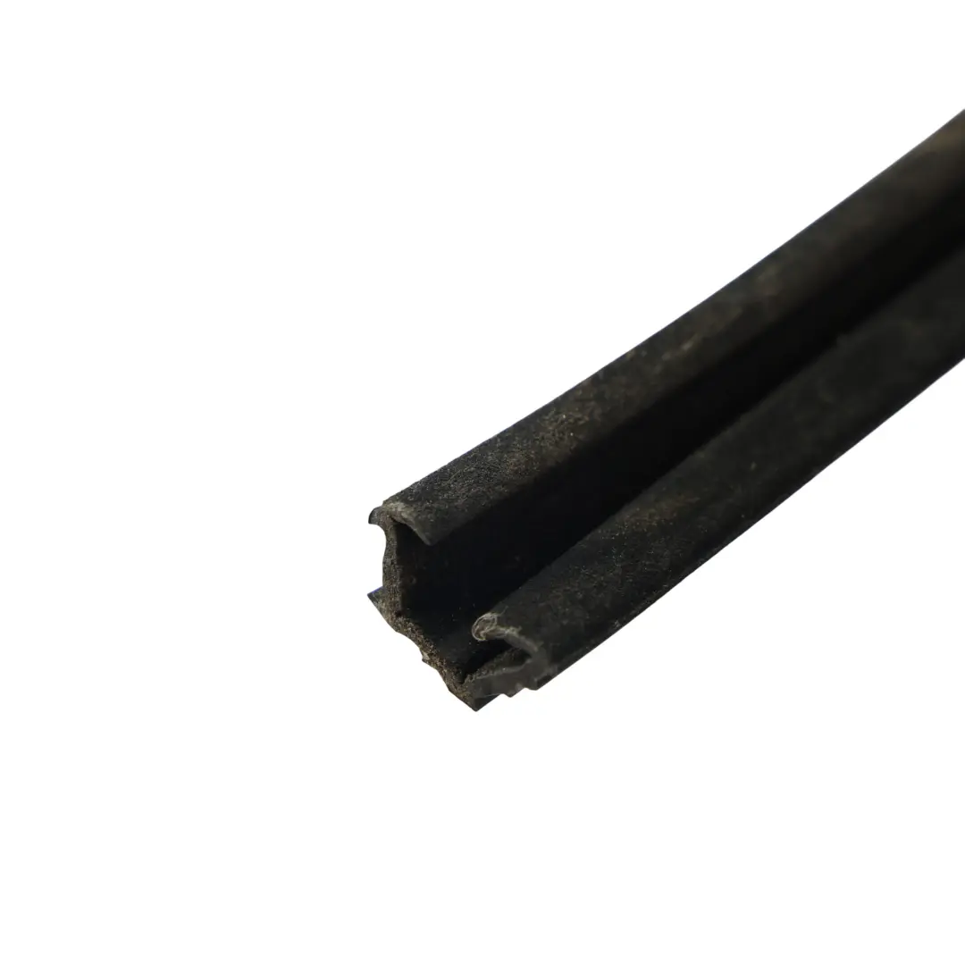 Window Door Glass Seal Front Right O/S 6H22-202K94-AD to Land Rover Discovery L319 with Part number CFE500820 Land Rover Discovery L319 Window Door Glass Seal Front Right O/S 6H22-202K94-AD - SKU CFE500820 - Part number CFE500820