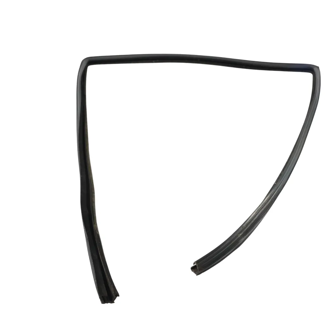 Uszczelka Prowadnica Szyby Drzwi Tył Prawy do Range Rover L320 o numerze CGE500760 Range Rover L320 Uszczelka Prowadnica Szyby Drzwi Tył Prawy - SKU CGE500760 - Numer Części CGE500760