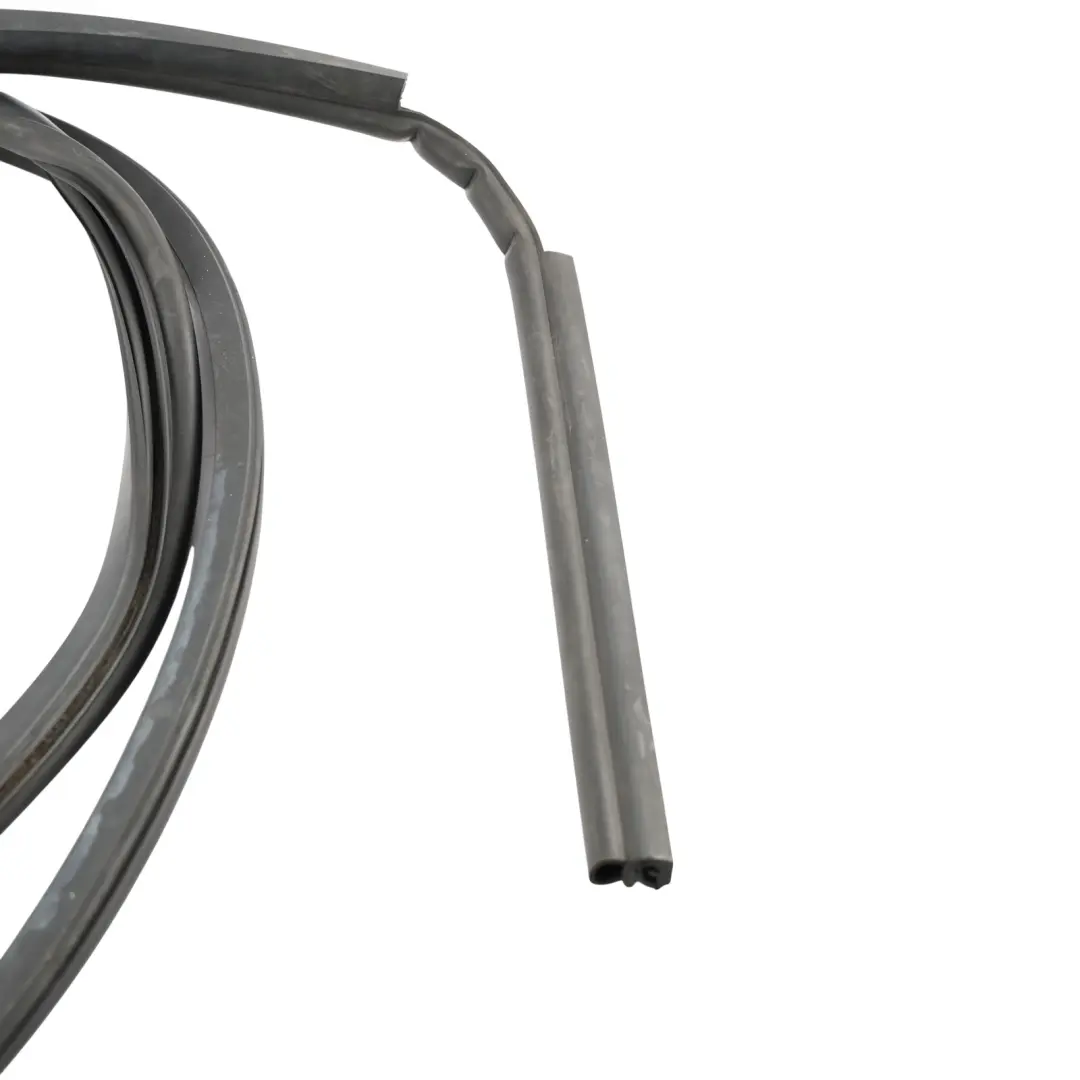 Guarnizione Gomma Cofano Anteriore per Range Rover Sport L320 con numero di parte CJE000101 Range Rover Sport L320 Guarnizione Gomma Cofano Anteriore - SKU CJE000101 - Numero di parte CJE000101