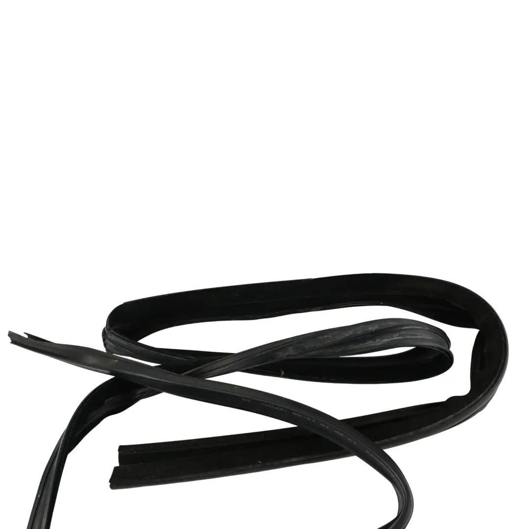 Guarnizione Guida Finestrino Anteriore Sinistra per Range Rover L322 con numero di parte CUC000034 Range Rover L322 Guarnizione Guida Finestrino Anteriore Sinistra - SKU CUC000034 - Numero di parte CUC000034