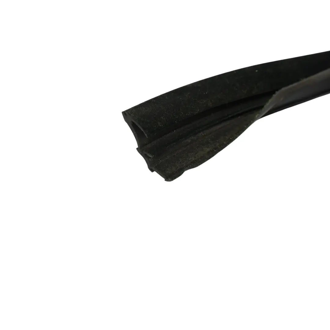 Guarnizione Guida Finestrino Anteriore Sinistra per Range Rover L322 con numero di parte CUC000034 Range Rover L322 Guarnizione Guida Finestrino Anteriore Sinistra - SKU CUC000034 - Numero di parte CUC000034