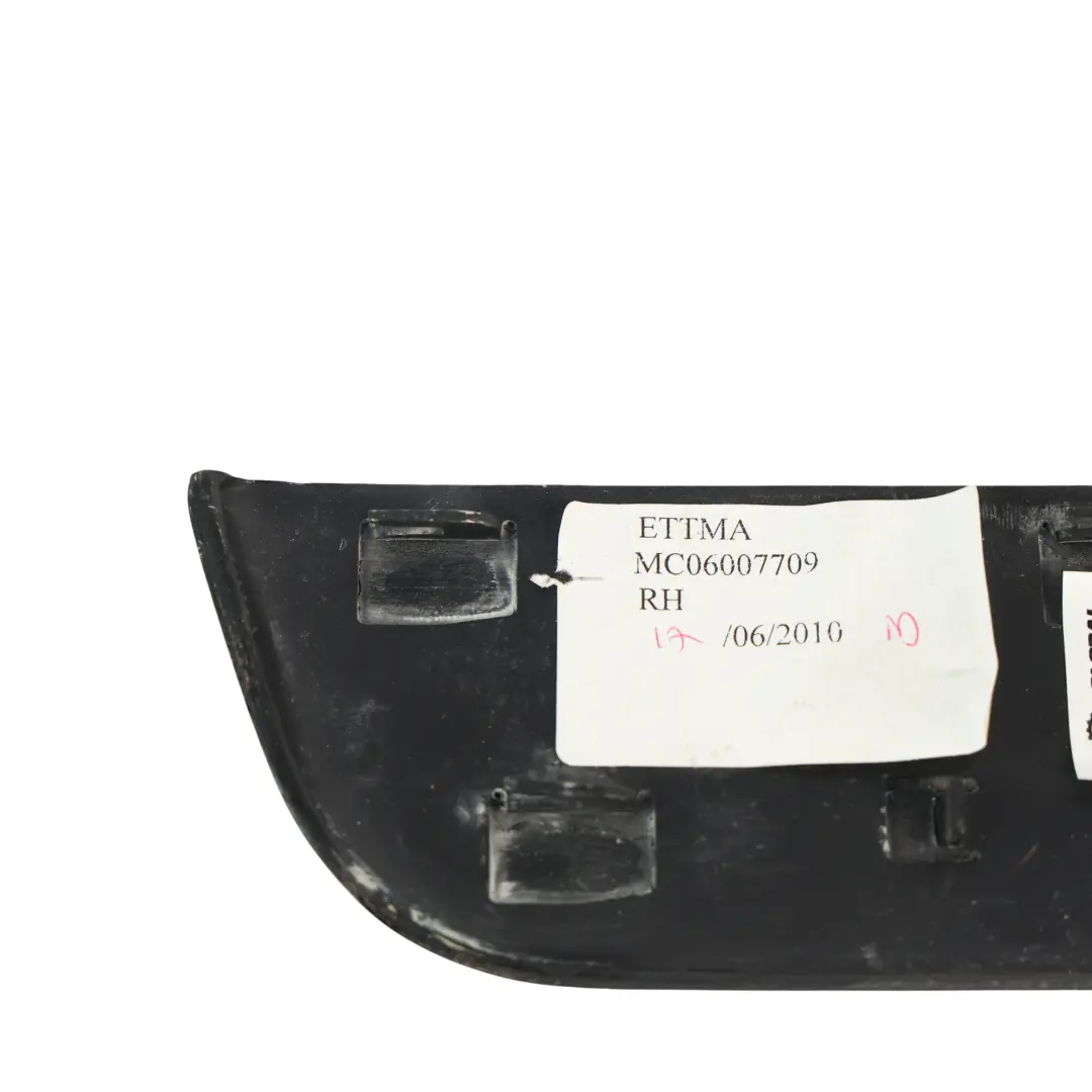 Listwa Osłona Wewnętrzna Drzwi Czarna Prawa do Range Rover L322 o numerze EJC500420PBD Range Rover L322 Listwa Osłona Wewnętrzna Drzwi Czarna Prawa - SKU EJC500420PBD - Numer Części EJC500420PBD