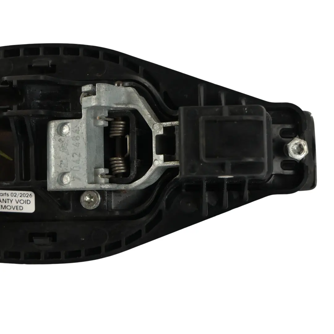 Asidero Puerta Trasera Izquierda Derecha Negro - 820 para Range Rover L322 con número de pieza LR011107 Range Rover L322 Asidero Puerta Trasera Izquierda Derecha Negro - 820 - SKU LR011107-SAB - Número de pieza LR011107