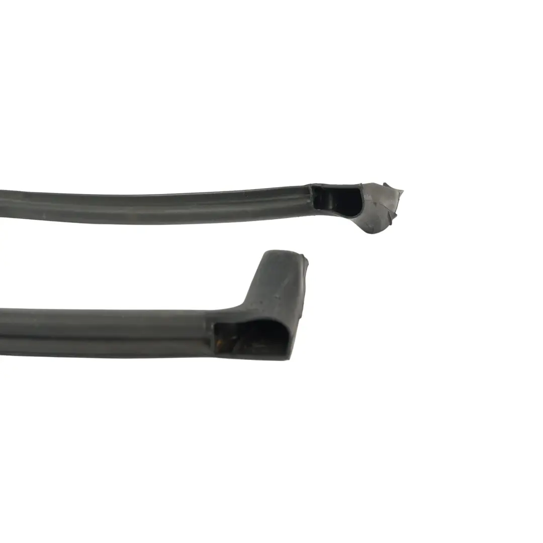 Junta De Goma Para La Parte Central Del Maletero para Range Rover L322 con número de pieza LR011845 Range Rover L322 Junta De Goma Para La Parte Central Del Maletero - SKU LR011845 - Número de pieza LR011845