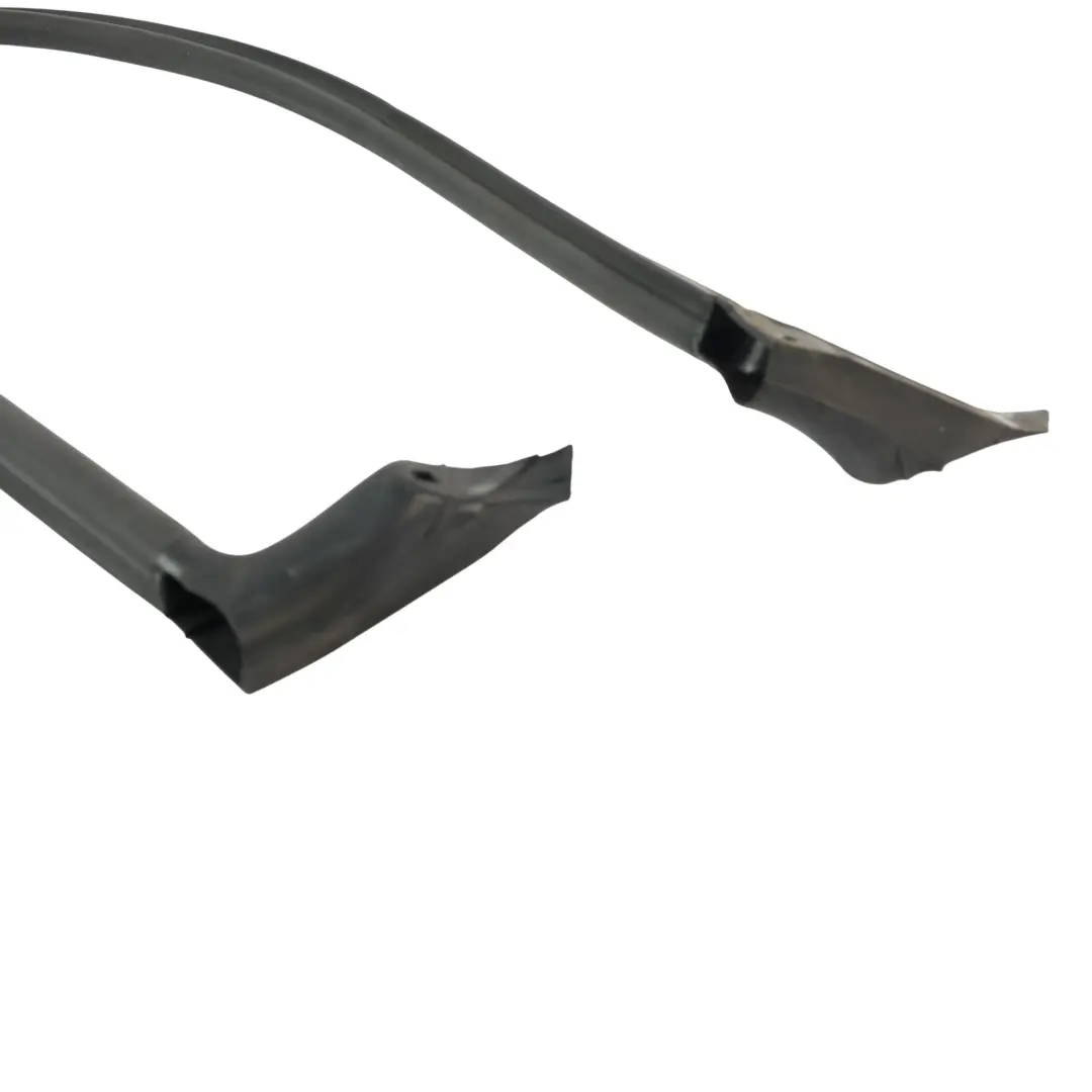 Uszczelka Środkowa Bagażnika do Range Rover L322 o numerze LR011845 Range Rover L322 Uszczelka Środkowa Bagażnika - SKU LR011845 - Numer Części LR011845