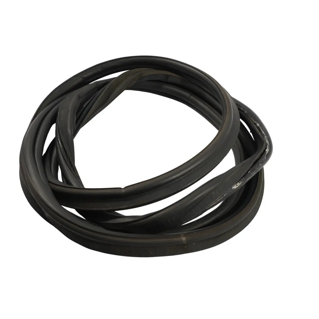 Uszczelka Klapy Bagażnika do Range Rover L322 o numerze LR024161 Range Rover L322 Uszczelka Klapy Bagażnika - SKU LR024161 - Numer Części LR024161