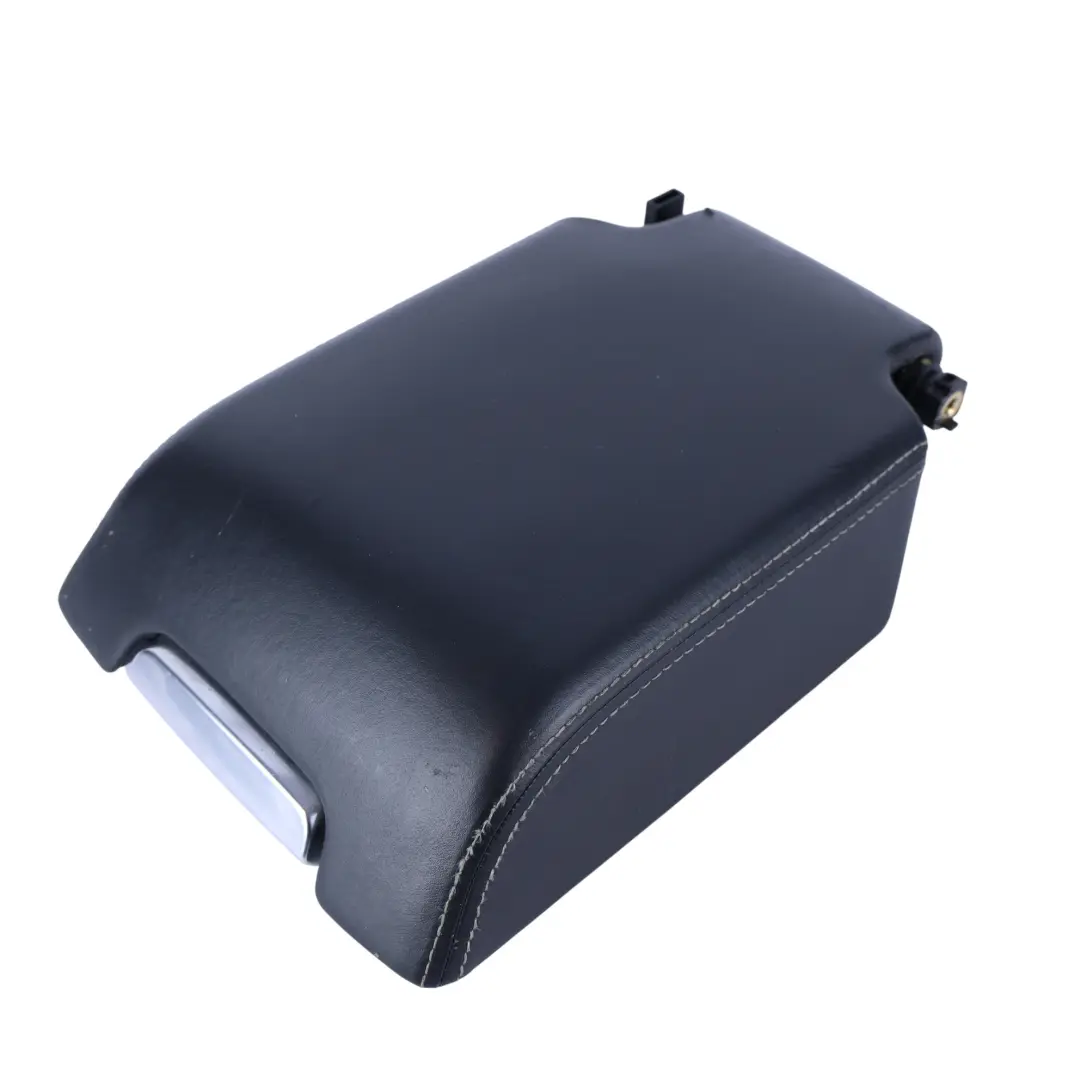 Schowek Oparcie Środek Przód AH22-045C74-BC do Land Rover Discovery 4 L319 o numerze LR025809 Land Rover Discovery 4 L319 Schowek Oparcie Środek Przód AH22-045C74-BC - SKU LR025809 - Numer Części LR025809