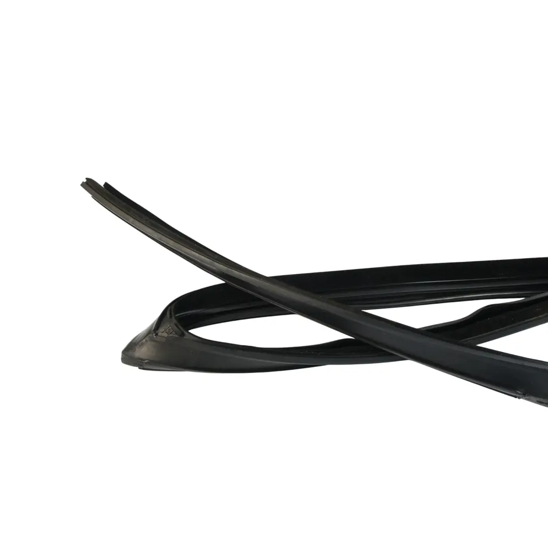 Door Window Frame Seal Gasket Rear Right O/S BJ32-25766-AD to Range Rover L538 with Part number LR026716 Range Rover L538 Door Window Frame Seal Gasket Rear Right O/S BJ32-25766-AD - SKU LR026716 - Part number LR026716