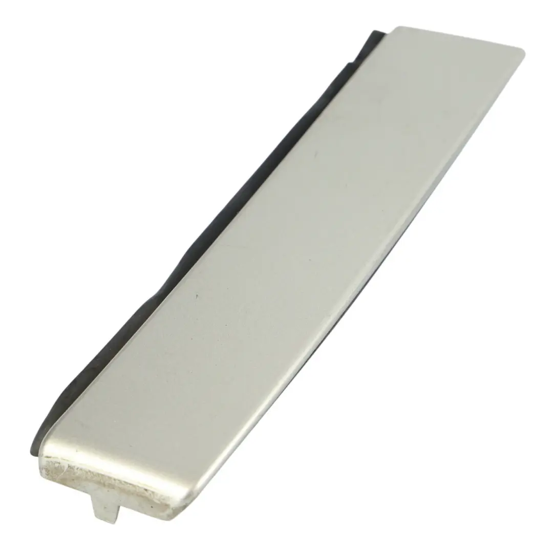 Anteriore Tetto Paraspruzzisinistra Ipanema Sand - 824 per Range Rover Evoque L538 con numero di parte LR039817 Range Rover Evoque L538 Anteriore Tetto Paraspruzzisinistra Ipanema Sand - 824 - SKU LR039817-ISA - Numero di parte LR039817