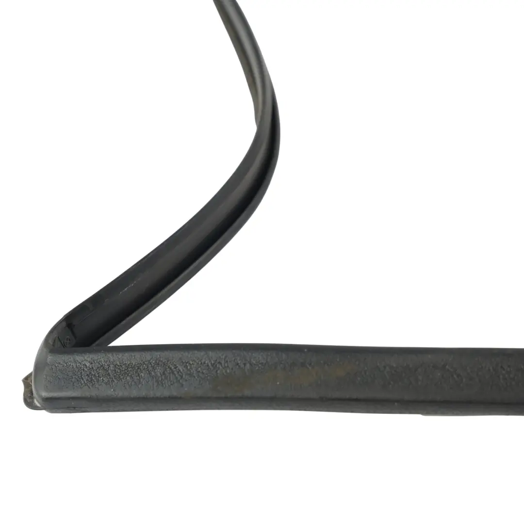 Door Window Frame Seal Gasket Rear Right O/S BJ32-25766-AE to Range Rover L538 with Part number LR040926 Range Rover L538 Door Window Frame Seal Gasket Rear Right O/S BJ32-25766-AE - SKU LR040926 - Part number LR040926