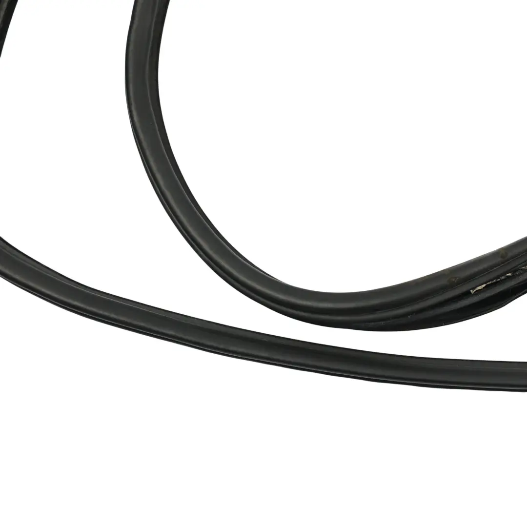 Door Seal Gasket Left Right N/O/S 4H22-247A14-AE to Land Rover Discovery L319 Rear with Part number LR044299 Land Rover Discovery L319 Rear Door Seal Gasket Left Right N/O/S 4H22-247A14-AE - SKU LR044299 - Part number LR044299