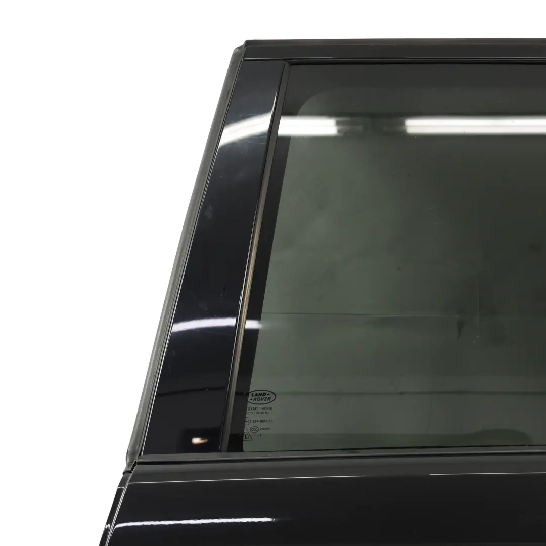 Puerta Trasera Izquierda Santorini Black - 820 para Land Rover Discovery Sport L550 con número de pieza LR061285 Land Rover Discovery Sport L550 Puerta Trasera Izquierda Santorini Black - 820 - SKU LR061285-SAB - Número de pieza LR061285