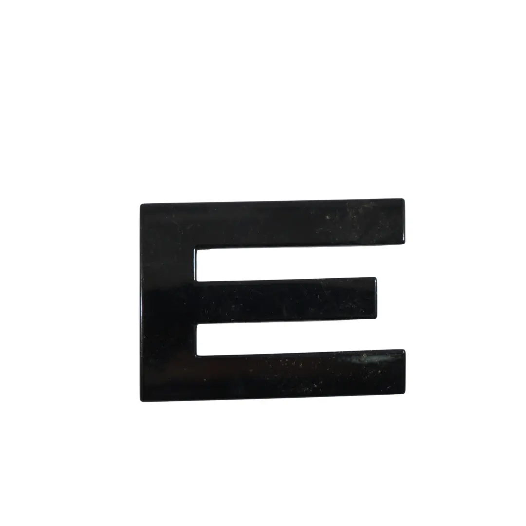 Emblema Insignia Portón Trasero para Land Rover Discovery Sport L550 con número de pieza LR063646 Land Rover Discovery Sport L550 Emblema Insignia Portón Trasero - SKU LR063646 - Número de pieza LR063646