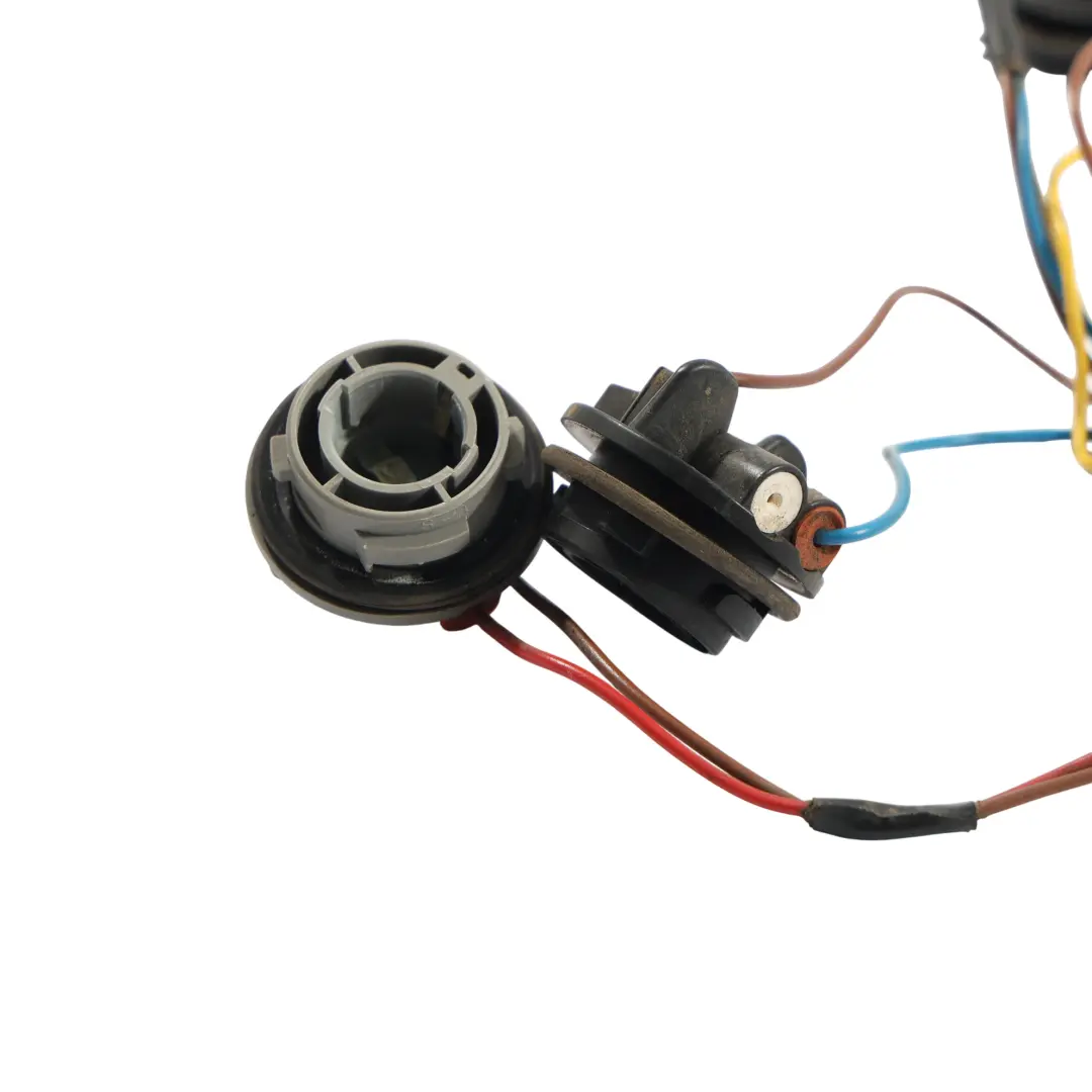 Presa Lampada Posteriore Filo Destro 5H22-14N014-AA per Land Rover Discovery 3 L319 con numero di parte YND500070 Land Rover Discovery 3 L319 Presa Lampada Posteriore Filo Destro 5H22-14N014-AA - SKU YND500070 - Numero di parte YND500070