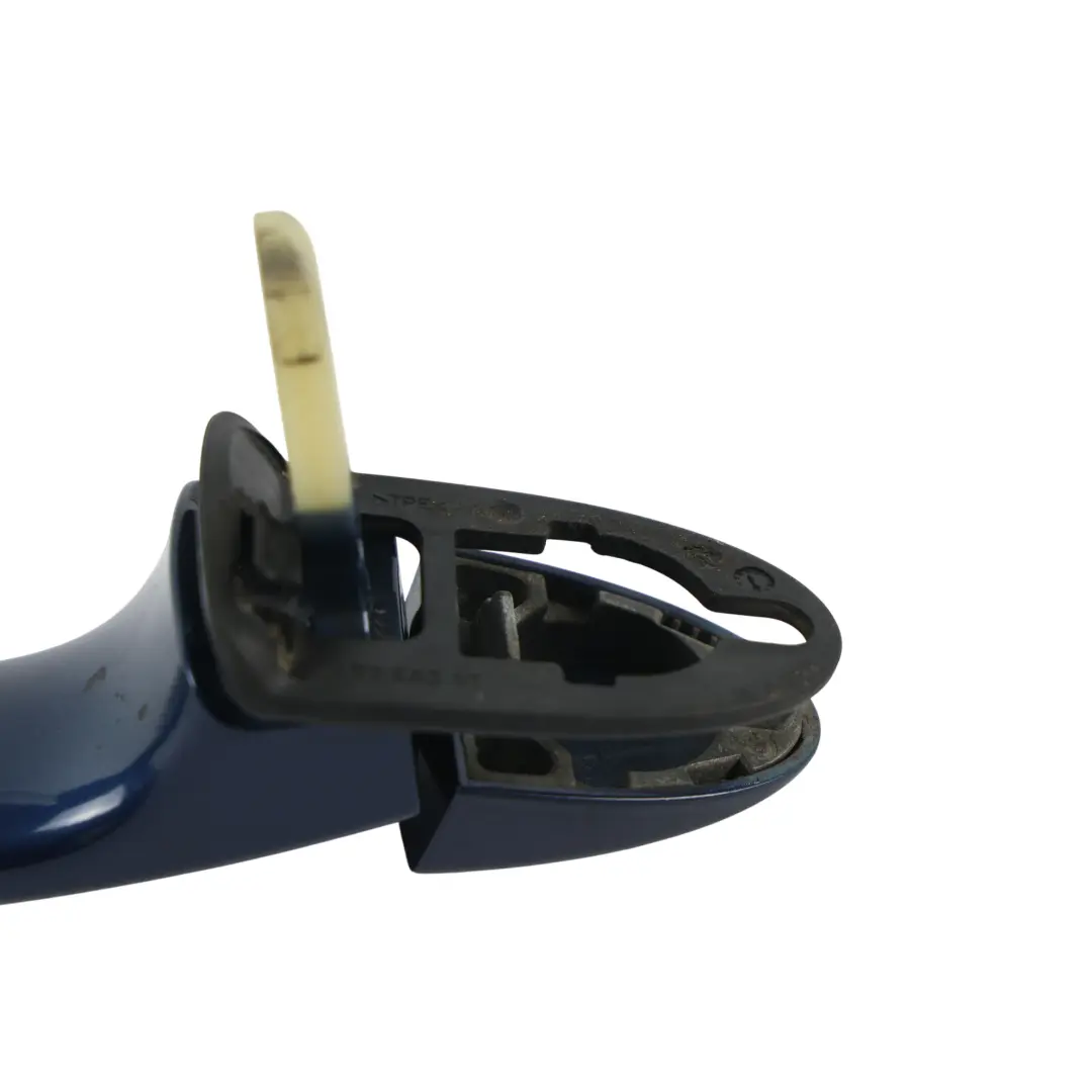 Tirador Puerta Trasera Derecho Azul Místico Metálico A07 para BMW X3 E83 con número de pieza 0303032 BMW X3 E83 Tirador Puerta Trasera Derecho Azul Místico Metálico A07 - SKU 0303032-MYS - Número de pieza 0303032