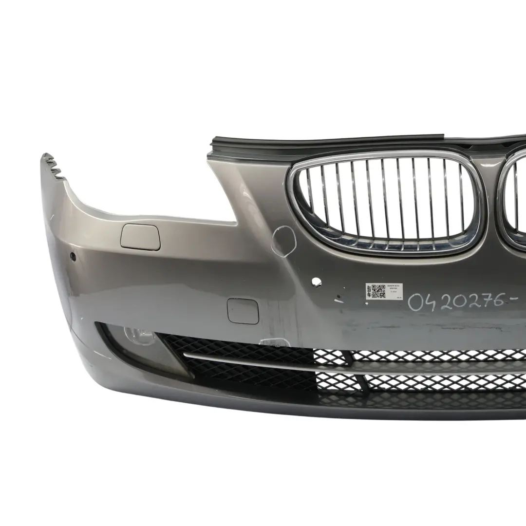 Zderzak Przedni Spacegrau Szary Metalik A52 do BMW E60 E61 LCI o numerze 0420276 BMW E60 E61 LCI Zderzak Przedni Spacegrau Szary Metalik A52 - SKU 0420276-SCG1 - Numer Części 0420276