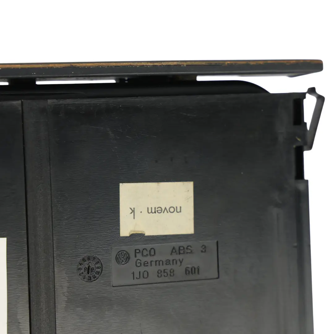 MK4 Armaturenbrett Mittelkonsole Getränkehalter für Volkswagen Golf mit Teilenummer 1J0858601 Volkswagen Golf MK4 Armaturenbrett Mittelkonsole Getränkehalter - SKU 1J0858601 - Teilenummer 1J0858601
