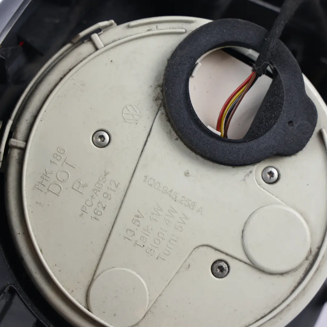 1F Feu Arrière Extérieur Droit pour Volkswagen Eos à propos du numéro de pièce 1Q0945096K Volkswagen Eos 1F Feu Arrière Extérieur Droit - SKU 1Q0945096K - Numéro de pièce 1Q0945096K