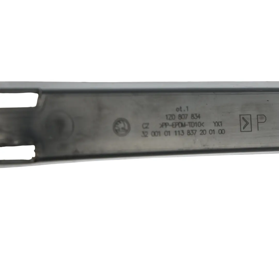 1Z Refuerzo Parachoques Delantero Derecho para Skoda Octavia RS con número de pieza 1Z0807834 Skoda Octavia RS 1Z Refuerzo Parachoques Delantero Derecho - SKU 1Z0807834 - Número de pieza 1Z0807834