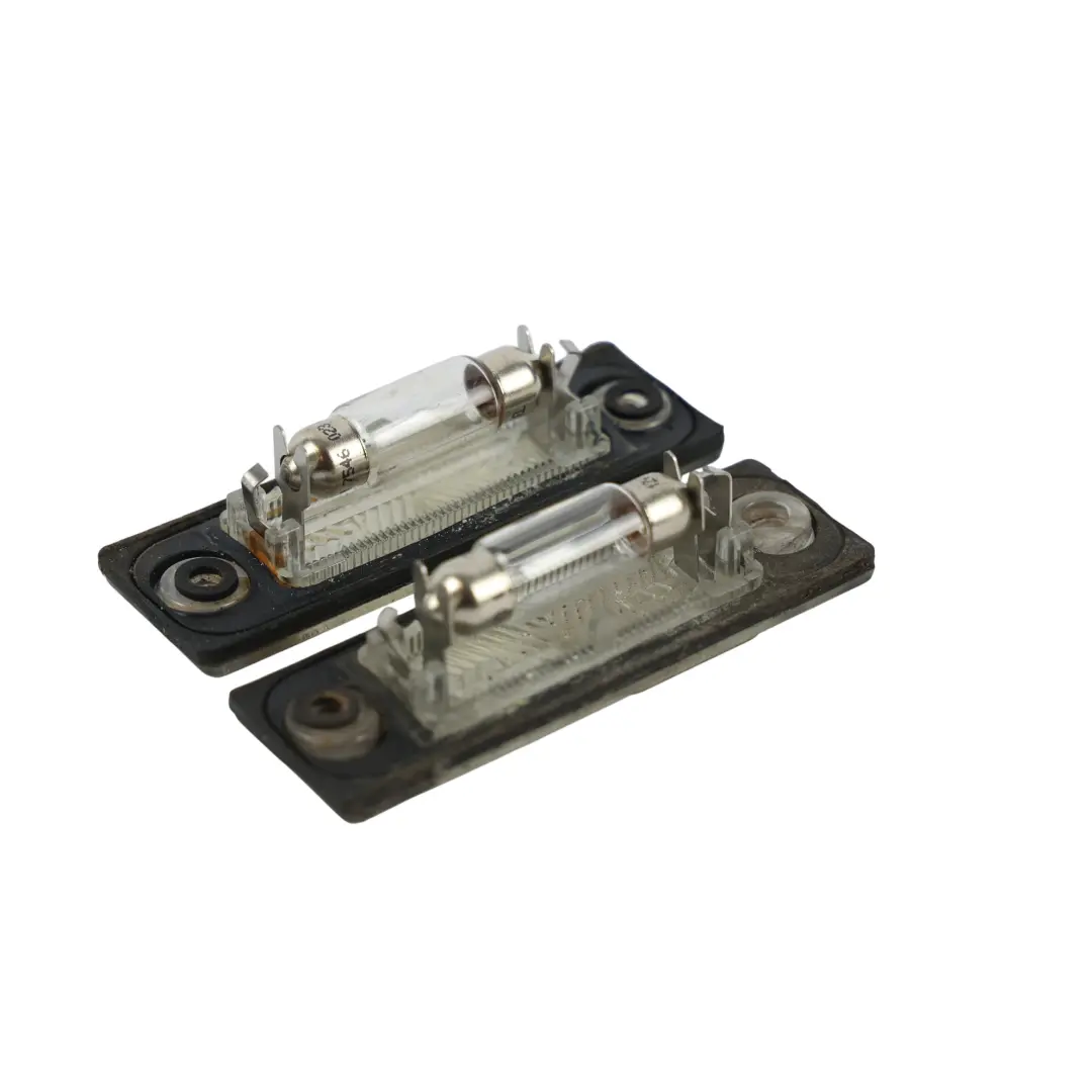 Lampki Tablicy Rejestracyjnej Tylne do VW Passat B6 Transporter T5 o numerze 3B5943021E VW Passat B6 Transporter T5 Lampki Tablicy Rejestracyjnej Tylne - SKU 3B5943021E - Numer Części 3B5943021E