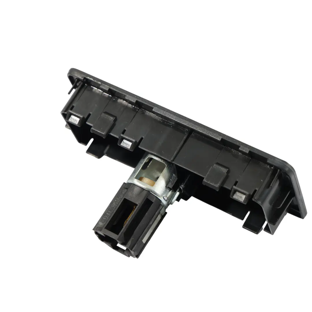 Gniazdo 12V Konsoli Środkowej Tylne do Volkswagen VW Passat B8 o numerze 3G0863916 Volkswagen VW Passat B8 Gniazdo 12V Konsoli Środkowej Tylne - SKU 3G0863916 - Numer Części 3G0863916