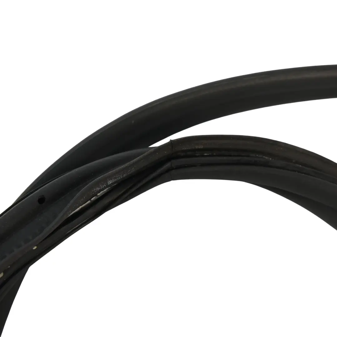 Heckklappe Gummi Dichtung für Volkswagen Passat B8 mit Teilenummer 3G5827705G Volkswagen Passat B8 Heckklappe Gummi Dichtung - SKU 3G5827705G - Teilenummer 3G5827705G