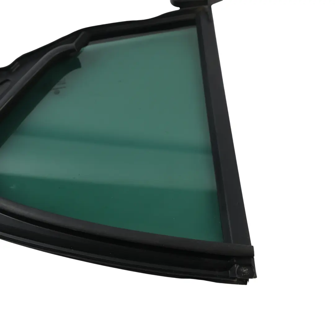 Vetro Fisso Posteriore Destro Oscurato per Volkswagen Passat B8 con numero di parte 3G5845214BP Volkswagen Passat B8 Vetro Fisso Posteriore Destro Oscurato - SKU 3G5845214BP - Numero di parte 3G5845214BP