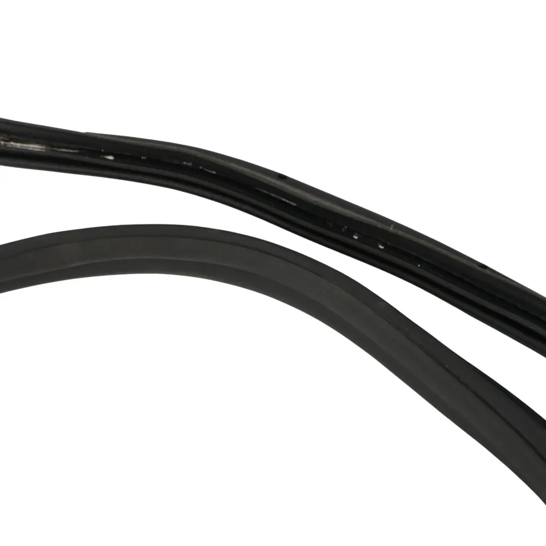 3G Uszczelka Klapy Bagażnika Gumowa do Volkswagen Passat B8 o numerze 3G9827705C Volkswagen Passat B8 3G Uszczelka Klapy Bagażnika Gumowa - SKU 3G9827705C - Numer Części 3G9827705C