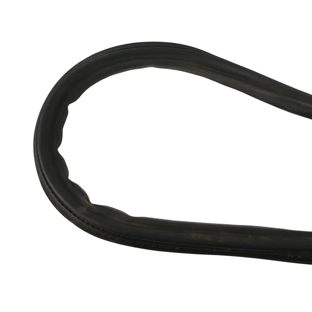 3G Uszczelka Klapy Bagażnika Gumowa do Volkswagen Passat B8 o numerze 3G9827705C Volkswagen Passat B8 3G Uszczelka Klapy Bagażnika Gumowa - SKU 3G9827705C - Numer Części 3G9827705C