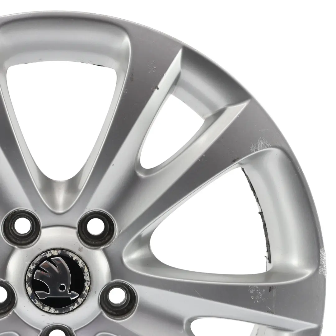 Mk2 Felga Aluminiowa Srebrna 17" 7,5J ET:49 do Skoda Superb o numerze 3T0601025D Skoda Superb Mk2 Felga Aluminiowa Srebrna 17" 7,5J ET:49 - SKU 3T0601025D-2 - Numer Części 3T0601025D