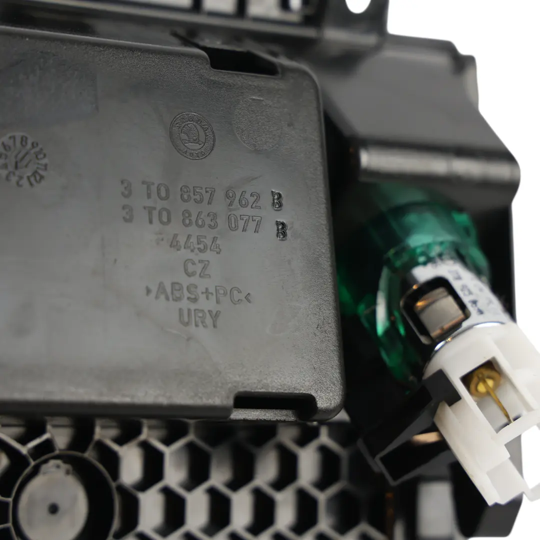 3T Console Centrale Posacenere Vano Anteriore per Skoda Superb B6 con numero di parte 3T0863077B Skoda Superb B6 3T Console Centrale Posacenere Vano Anteriore - SKU 3T0863077B - Numero di parte 3T0863077B