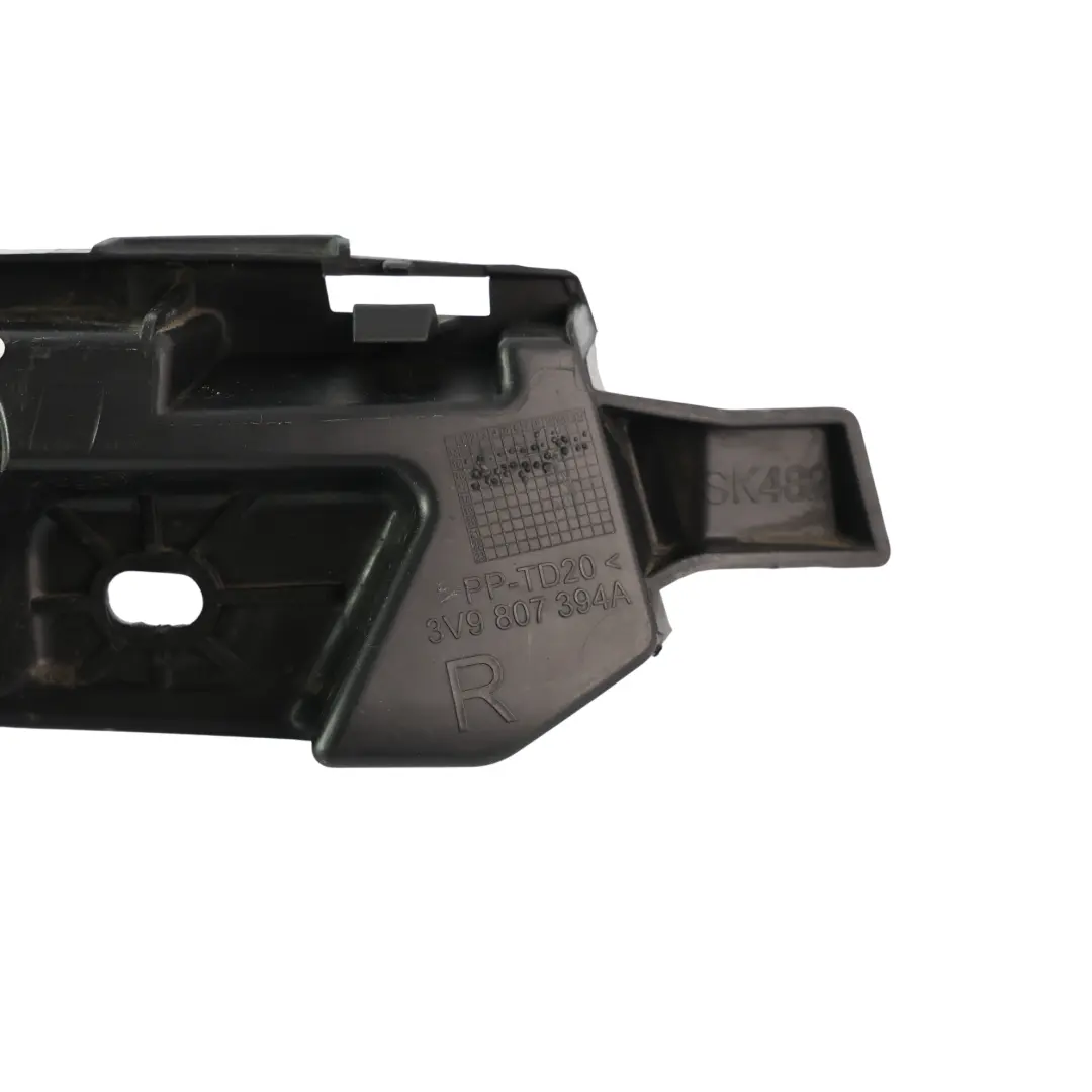 Skoda Superb MK3 Soporte Montaje Paragolpes Trasero Derecho - SKU 3V9807394A - Número de pieza 3V9807394A