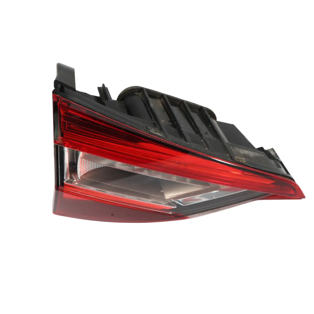 3V Lampa Tylna LED Wewnętrzna Lewa do Skoda Superb o numerze 3V9945307B Skoda Superb 3V Lampa Tylna LED Wewnętrzna Lewa - SKU 3V9945307B - Numer Części 3V9945307B