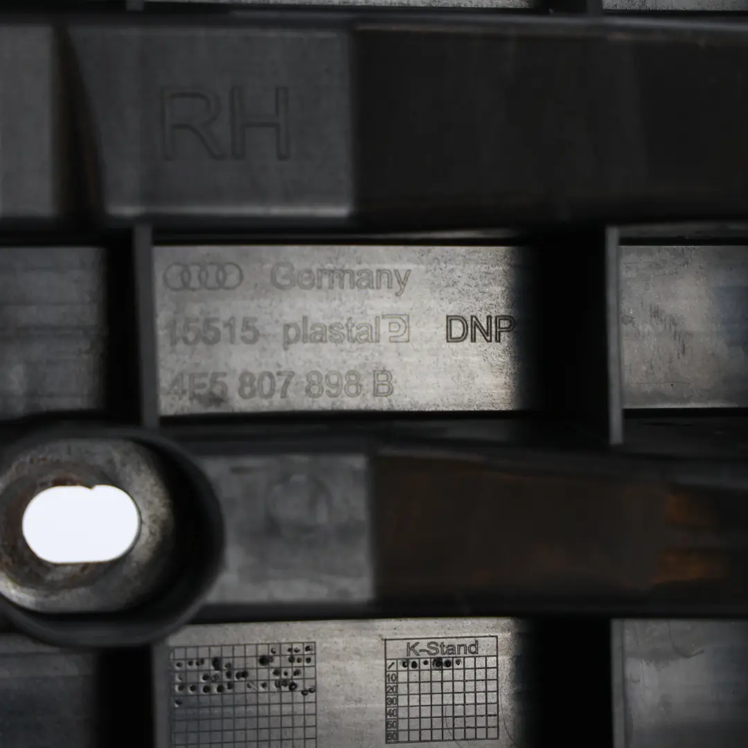 Ślizg Mocowanie Zderzaka Tylnego Prawy Tył do Audi A6 S6 C6 o numerze 4F5807898B Audi A6 S6 C6 Ślizg Mocowanie Zderzaka Tylnego Prawy Tył - SKU 4F5807898B - Numer Części 4F5807898B