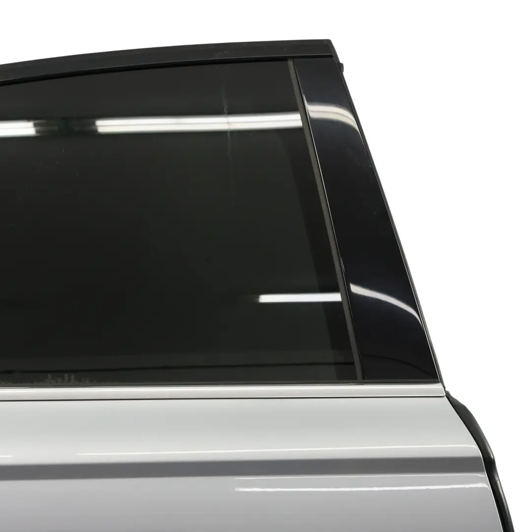 Panel Cobertura Puerta Trasera Derecha Plata Metalico Z7G para Audi A6 C7 con número de pieza 4G5833052 Audi A6 C7 Panel Cobertura Puerta Trasera Derecha Plata Metalico Z7G - SKU 4G5833052-FSI - Número de pieza 4G5833052