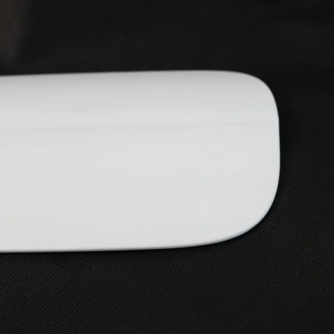 Sportello Tappo Carburante Bianco Ibis Y9C per Audi Q7 4L con numero di parte 4L0809907A Audi Q7 4L Sportello Tappo Carburante Bianco Ibis Y9C - SKU 4L0809907A-IWH - Numero di parte 4L0809907A