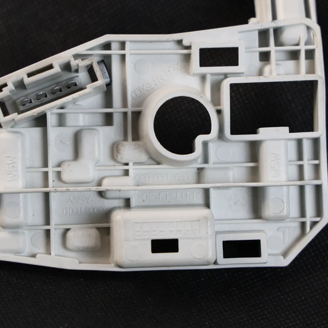 Portalámparas Interior Trasero Derecho para Volkswagen Jetta A6 con número de pieza 5C6945260B Volkswagen Jetta A6 Portalámparas Interior Trasero Derecho - SKU 5C6945260B - Número de pieza 5C6945260B