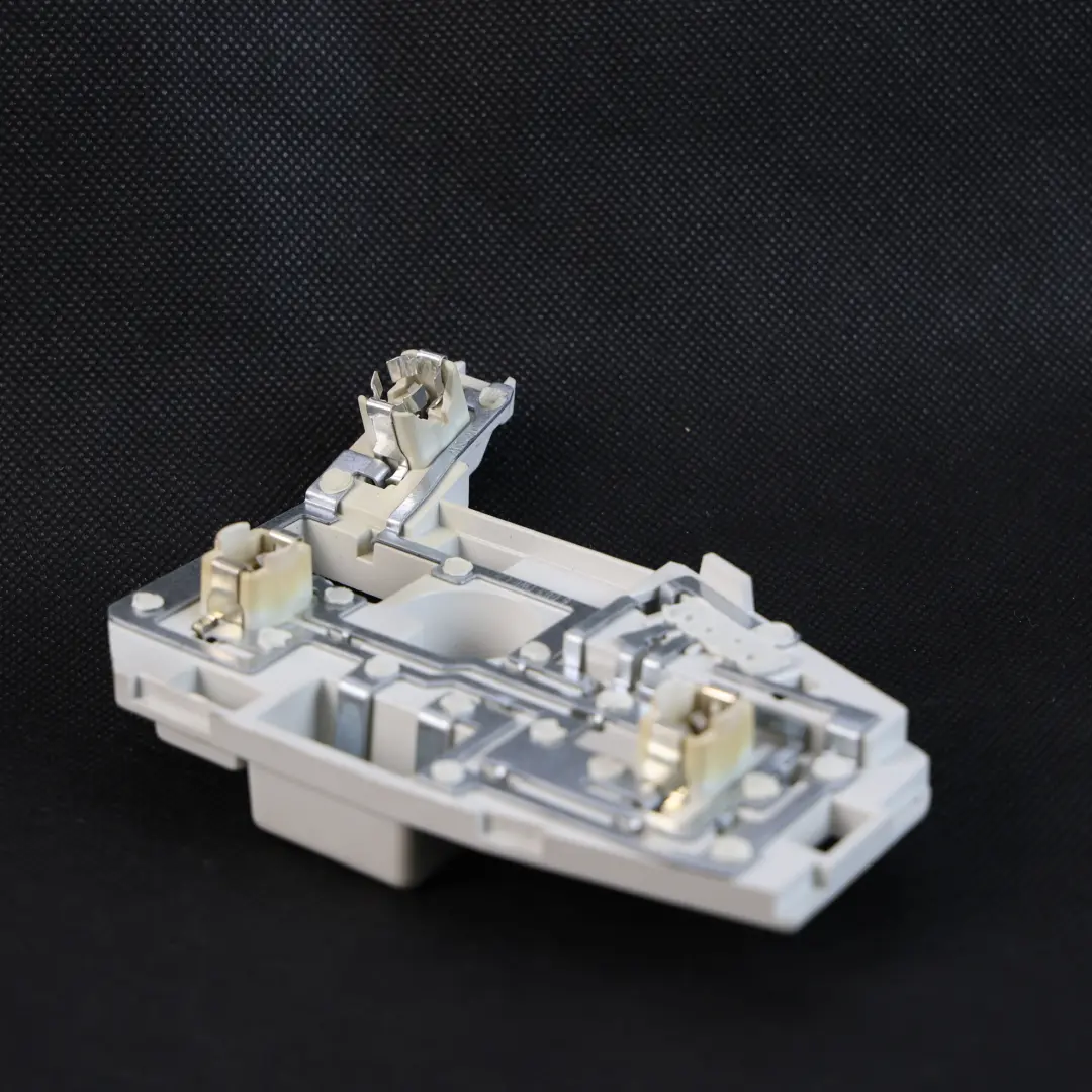 Glühbirnen Fassung Halter Hinten Rechts für Volkswagen Jetta A6 mit Teilenummer 5C6945260B Volkswagen Jetta A6 Glühbirnen Fassung Halter Hinten Rechts - SKU 5C6945260B - Teilenummer 5C6945260B