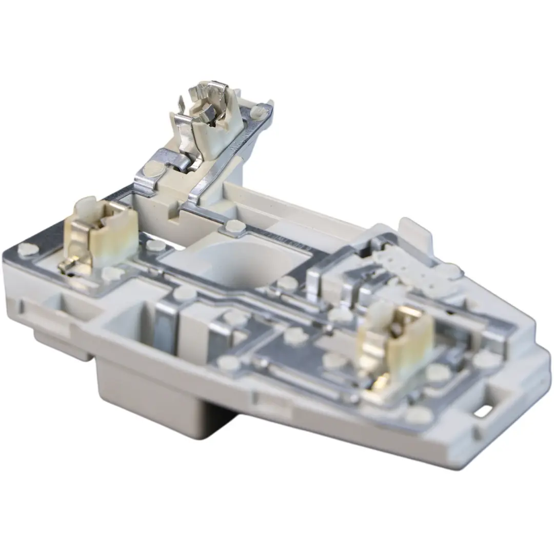 Portalámparas Interior Trasero Derecho para Volkswagen Jetta A6 con número de pieza 5C6945260B Volkswagen Jetta A6 Portalámparas Interior Trasero Derecho - SKU 5C6945260B - Número de pieza 5C6945260B