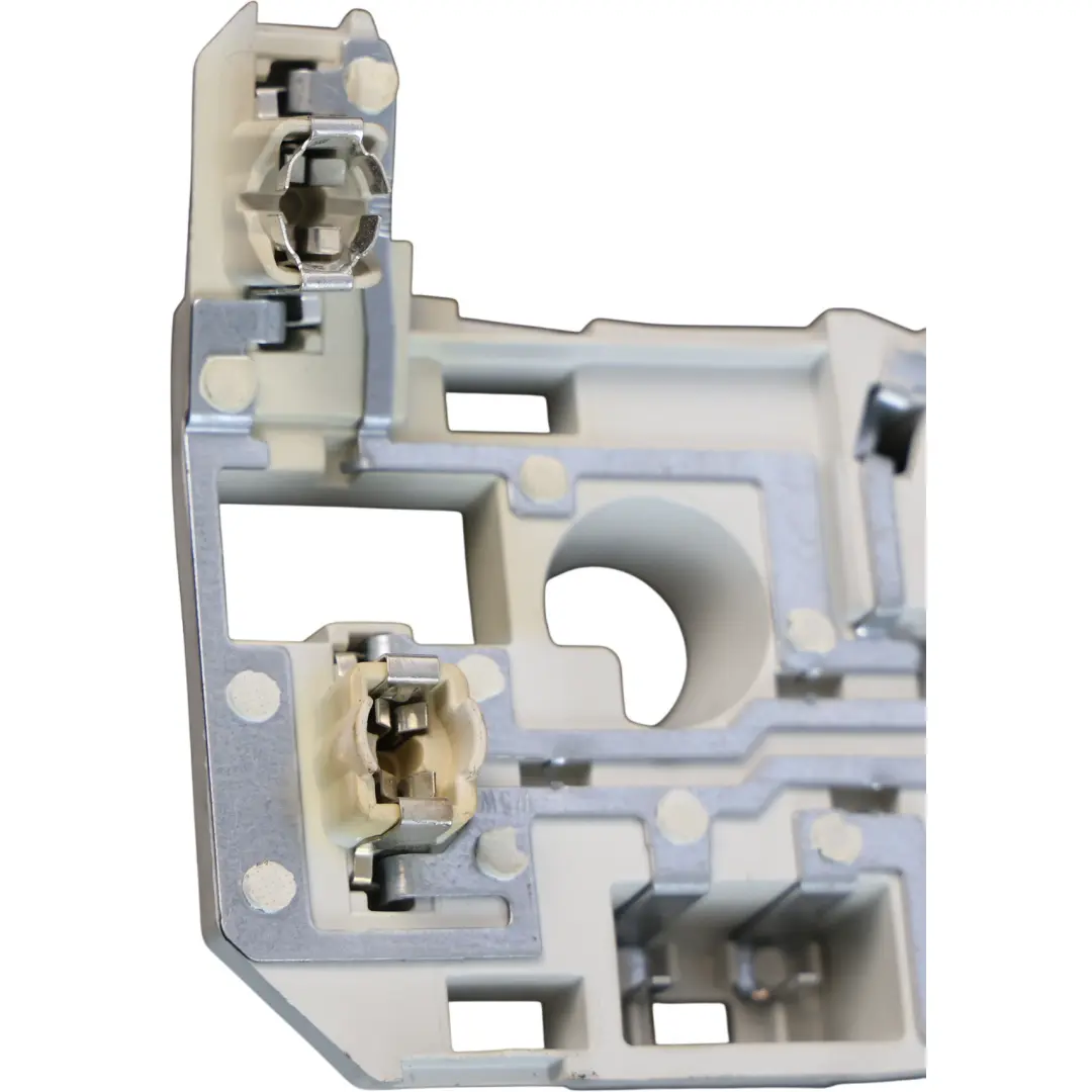 Portalámparas Interior Trasero Derecho para Volkswagen Jetta A6 con número de pieza 5C6945260B Volkswagen Jetta A6 Portalámparas Interior Trasero Derecho - SKU 5C6945260B - Número de pieza 5C6945260B